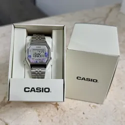 Reloj Plateado con diseño de Flores