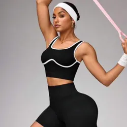 Conjunto de short y blusa deportivo de color negro 