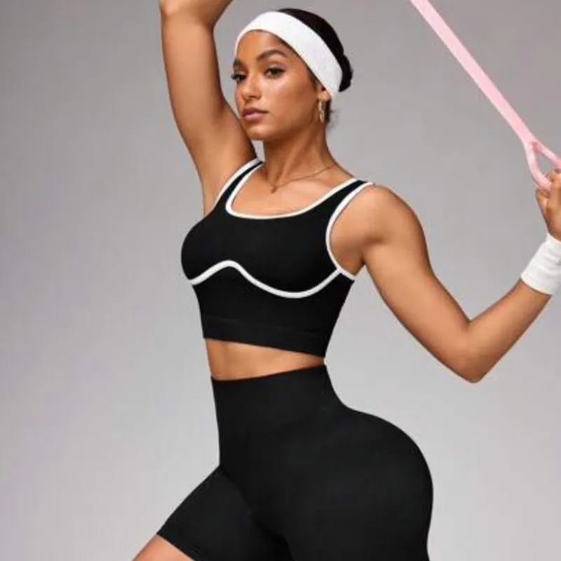 Conjunto de short y blusa deportivo de color negro 