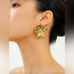 Arete dorado en forma de flor tropical