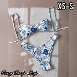 Bikini blanco con estampado azul y detalle torcido
