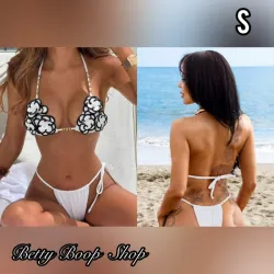 Bikini blanco y negro con detalles de flores