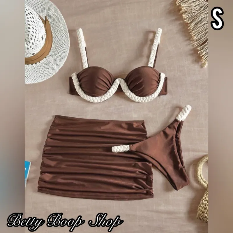Bikini marrón con detalles de cuerda y pareo