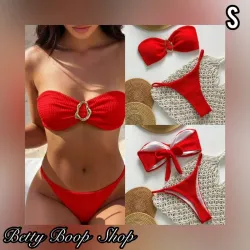 Bikini rojo con hebilla dorada