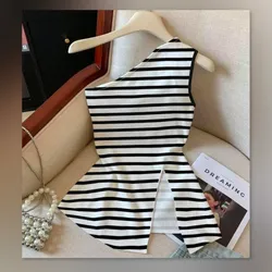 Blusa a rayas blancas y negra de un hombro