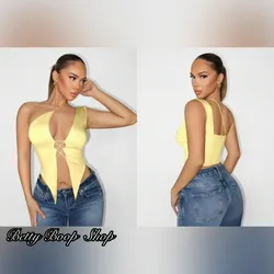 Blusa amarilla escotada