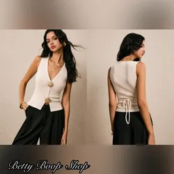 Blusa beis estilo chaleco con broches de conchas