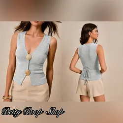 Blusa gris con adornos de conchas doradas
