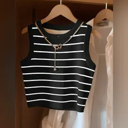 Blusa negra de rayas estilo camiseta
