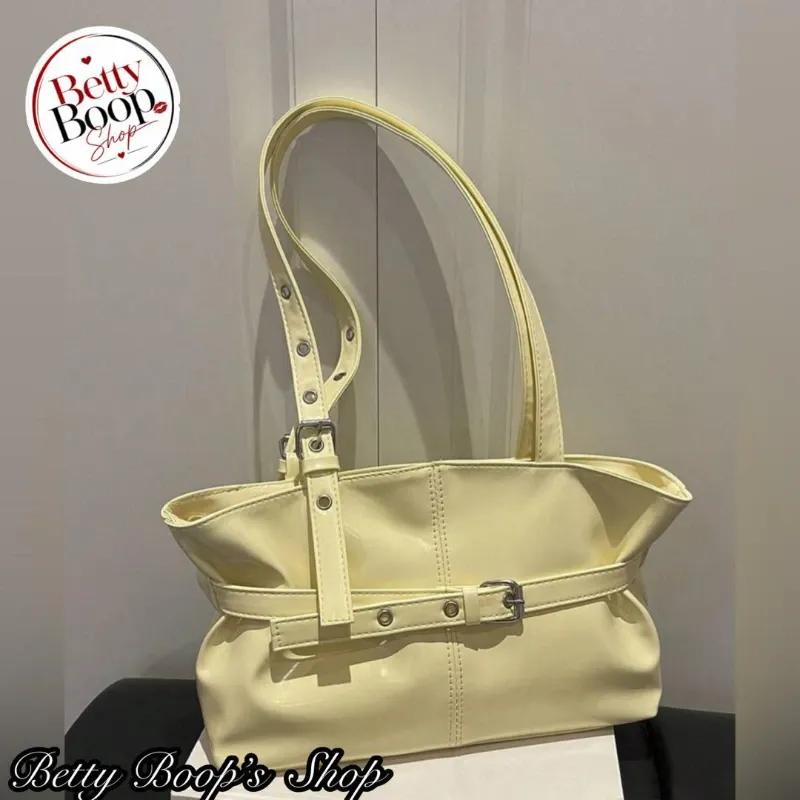 Bolso amarillo pastel con hebillas