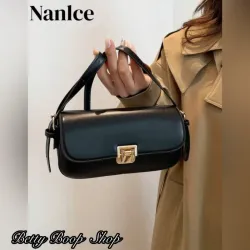 Bolso de mano negro con hebilla dorada
