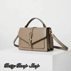 Cartera beige con hebilla dorada, asa y correa mediana