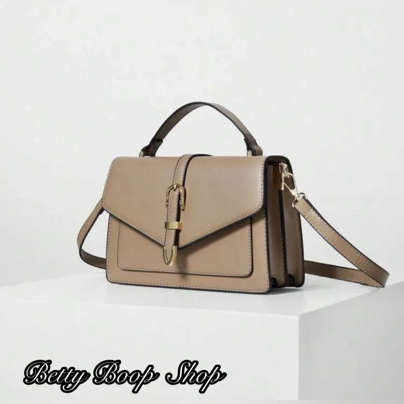 Cartera beige con hebilla dorada, asa y correa mediana