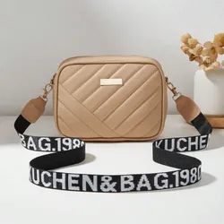 Cartera beis de asa ancha con letras de piel sintética