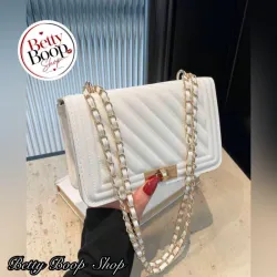 Cartera blanca con cadena