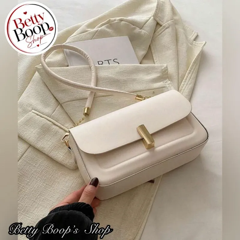 Cartera blanca con cierre dorado y correa