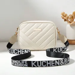 Cartera blanca de asa ancha con letras de piel sintética