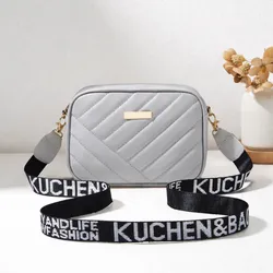 Cartera gris de asa ancha con letras de piel sintética