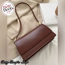 Cartera marrón con detalles en dorado y textura de piel