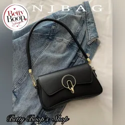 Cartera negra con detalles en dorado y correa