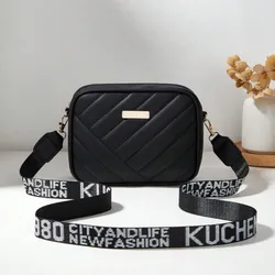 Cartera negra de asa ancha con letras de piel sintética