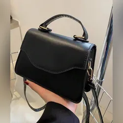 Cartera negra de piel sintética