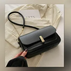 Cartera negra de piel sintética