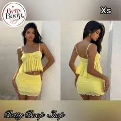 Conjunto amarillo de top y falda