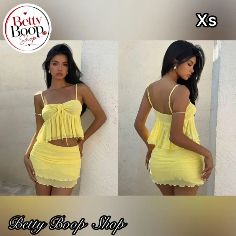 Conjunto amarillo de top y falda