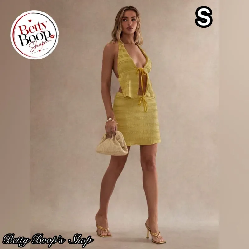 Conjunto amarillo de top abierto en la espalda y falda