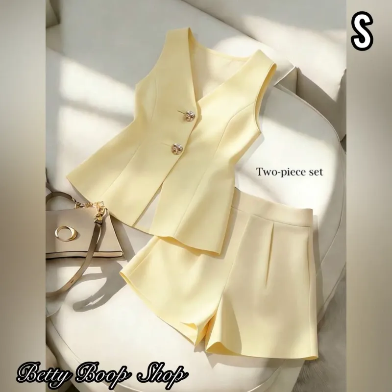 Conjunto amarillo de vestir con detalle de botones dorados