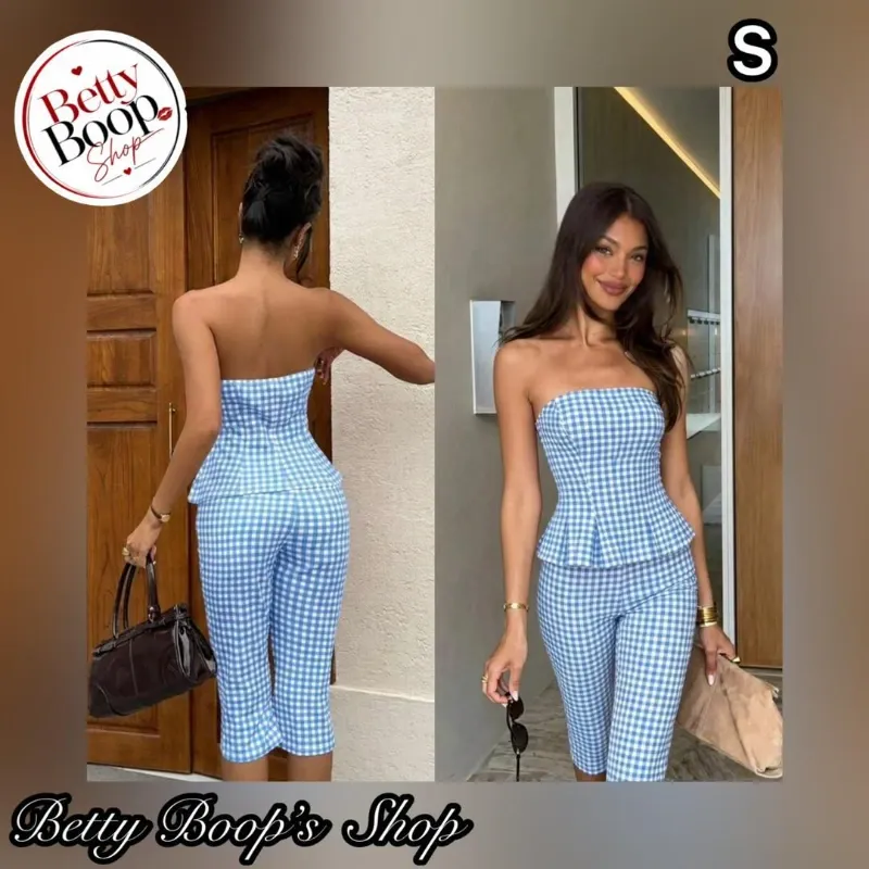 Conjunto azul claro con estampado vichy de blusa strapless y pantalon capri