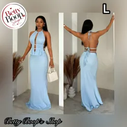 Conjunto azul claro de top fruncido abierto en la espalda y falda