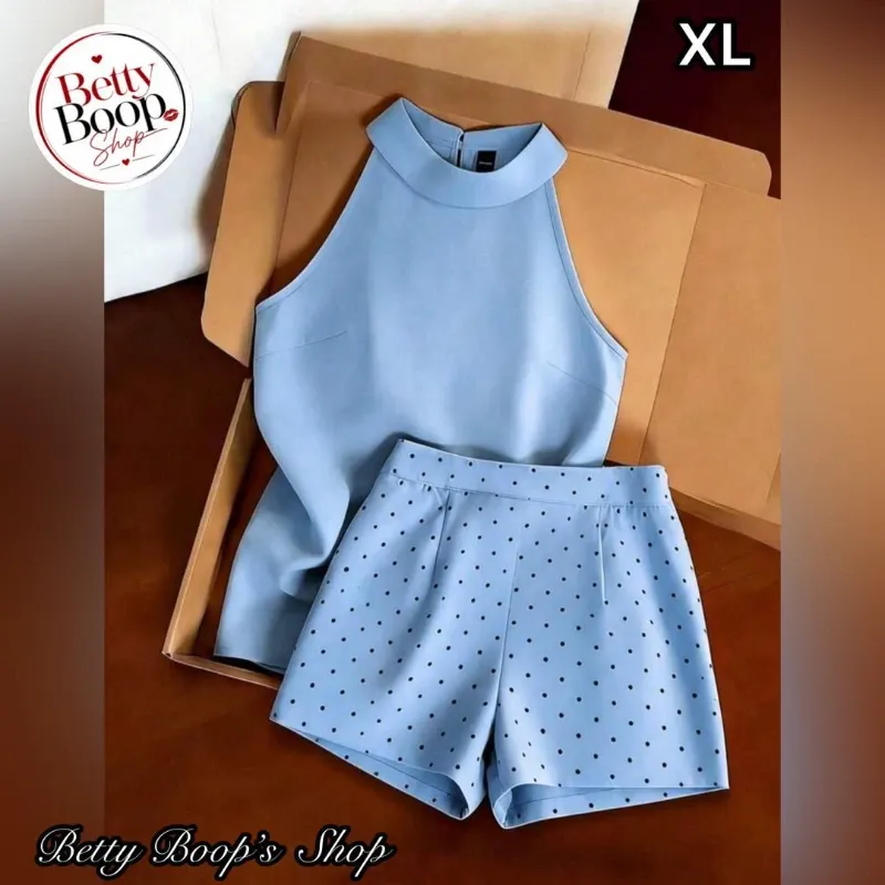 Conjunto azul con blusa simple y short estampado polka dot