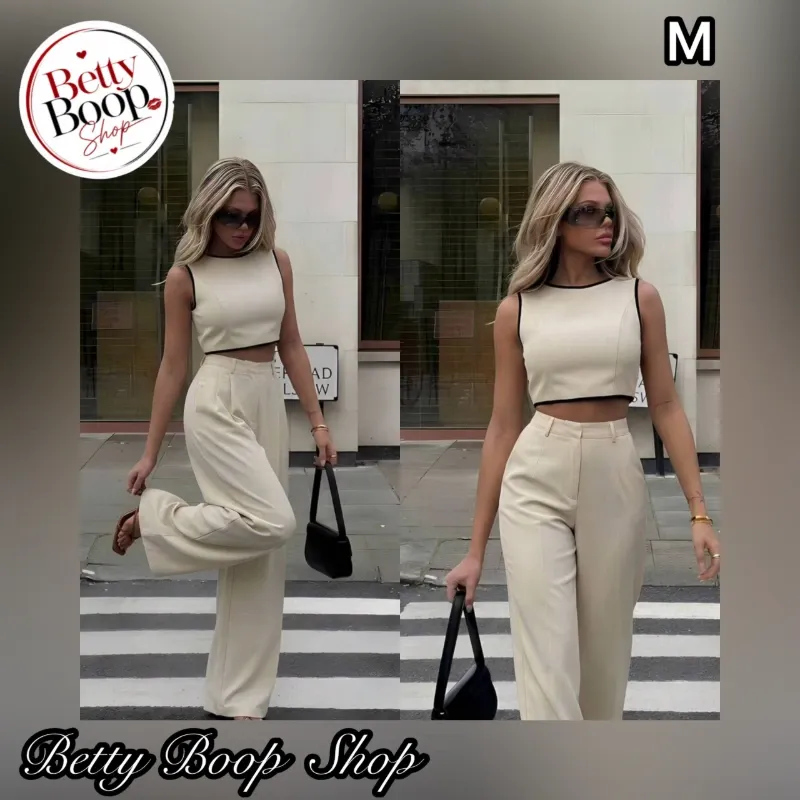Conjunto beige con blusa cajita de bordes negros
