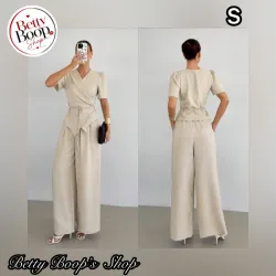 Conjunto beige con blusa de mangas y cinto