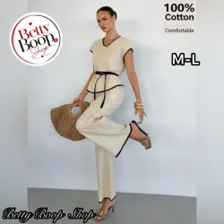 Conjunto beige con bordes negros y cinto