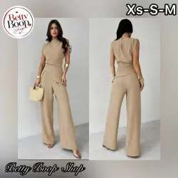 Conjunto beige de blusa con corte en pico
