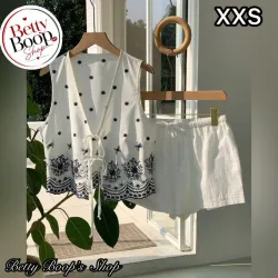 Conjunto blanco con blusa estampada en azul