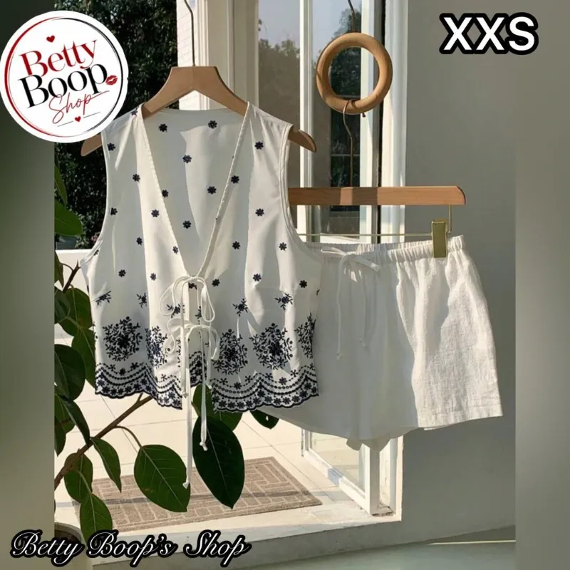 Conjunto blanco con blusa estampada en azul