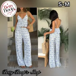 Conjunto blanco con estampado en azul de conchas y estrellas