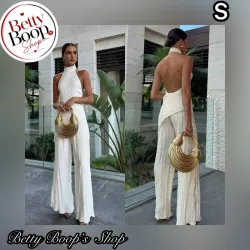 Conjunto blanco con textura plisada, abrochado al cuello y de espalda abierta