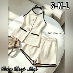 Conjunto blanco corto con bordes negros de blusa con botones y short