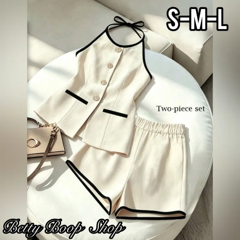 Conjunto blanco corto con bordes negros de blusa con botones y short