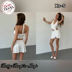 Conjunto blanco de falda corta y top cruzado