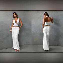 Conjunto blanco de saya larga y blusa babero