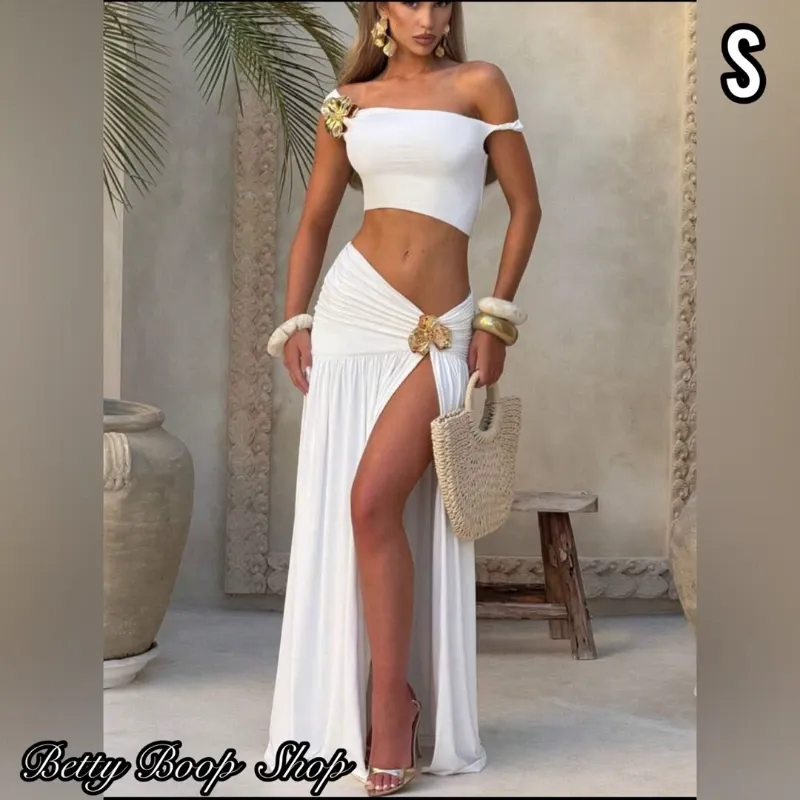 Conjunto blanco estilo griego con detalles dorados