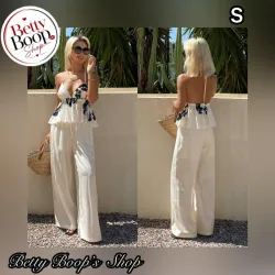 Conjunto blanco hueso con blusa de tirantes, vuelos y adornos en azul marino