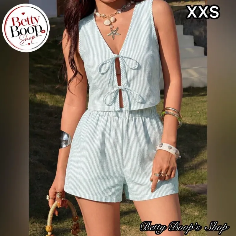 Conjunto celeste claro a rayas con blusa de dos lazos