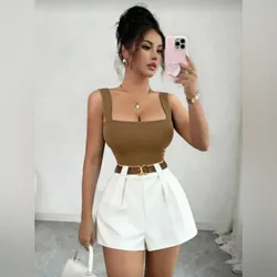 Conjunto de blusa beis y short corto blanco